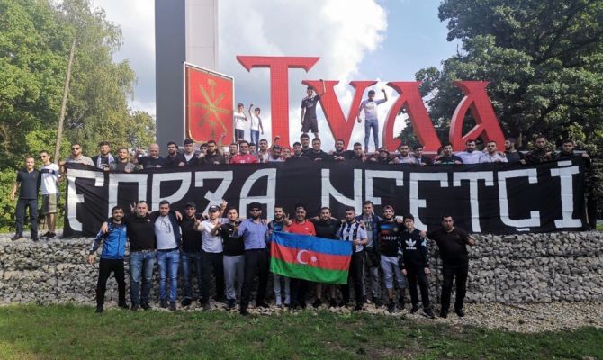 Болельщики «Нефтчи» устроили фотосессию у стелы «Тула»