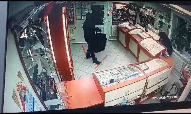 Полицейские задержали подозреваемых в налете на ювелирный магазин в Тульской области