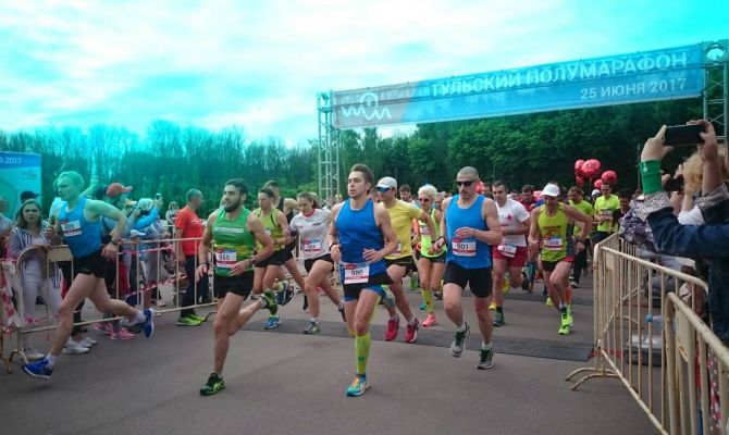 Все бегут: в Центральном парке прошел «Тульский полумарафон». ФОТО