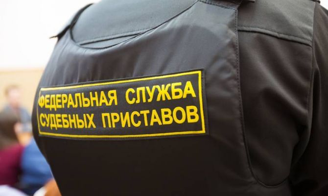 Судебным приставам разрешили задерживать должников по алиментам