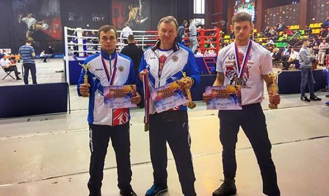 Туляк получил травму, но победил соперника на турнире по кикбоксингу