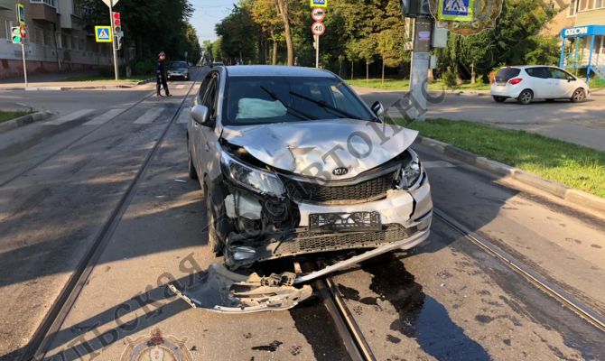 В Туле водитель Hyundai Solaris не уступил дорогу Kia и попал в больницу