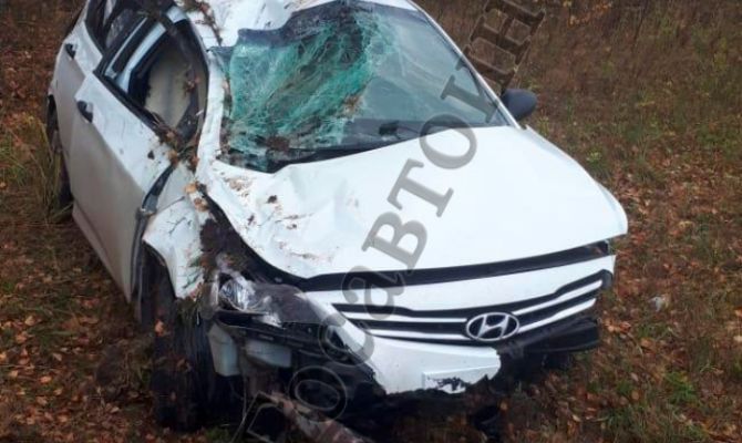 В Суворовском районе Hyundai Solaris врезался в барьер и опрокинулся