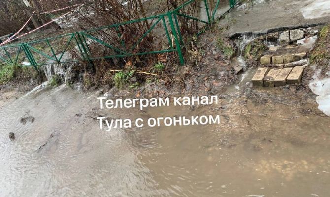 Туляки пожаловались на затопленный двор на улице 9 Мая