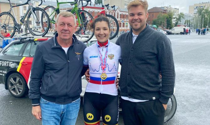 Алексей Дюмин поздравил тульскую велогонщицу Диану Климову со званием Чемпионки России