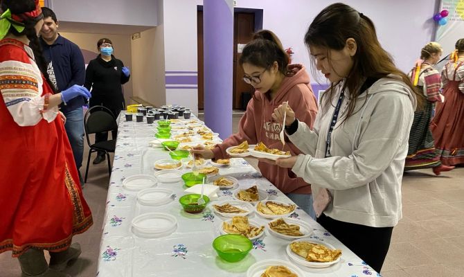 В Туле иностранных студентов познакомили с русскими традициями