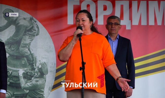 3-кратная олимпийская чемпионка Елена Вяльбе открыла в Туле лыжную гонку под проливным дождем