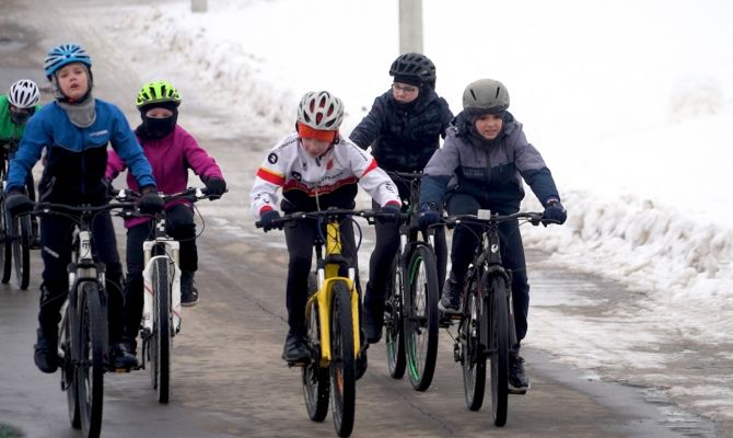 В Туле открыли велосезон: спортсмены прокатились по ледяной трассе