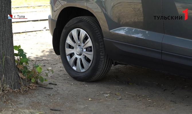 Трава у дома: куда тулякам пожаловаться на любителей парковаться на газонах