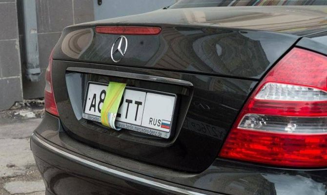 Машины с закрытыми номерами предлагают эвакуировать с платных парковок