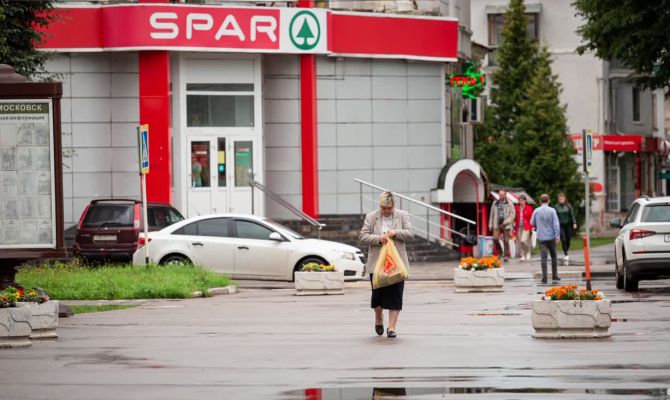 Жительница Новомосковска споткнулась на входе в "Спар" и обратилась в суд
