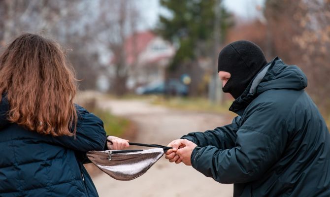 Украл крестик и золотую цепочку: в Алексине мужчина ограбил пенсионерку