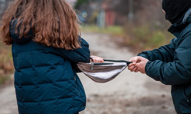 Ранним утром в центре Тулы 50-летняя тулячка отбилась сумкой от молодого грабителя 