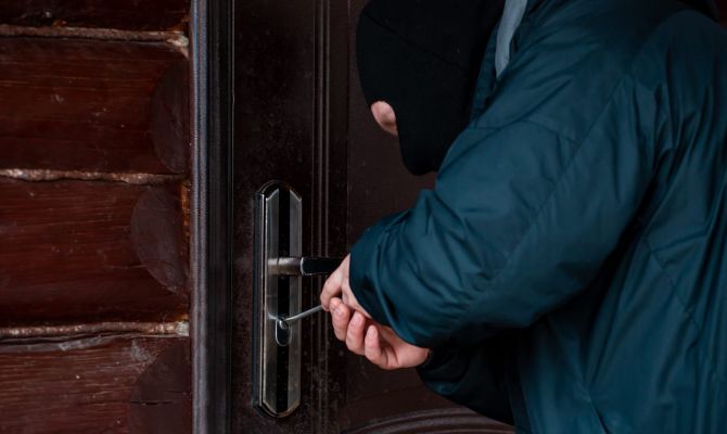 В Узловой рецидивист забрался в чужой дом и украл электроинструмент