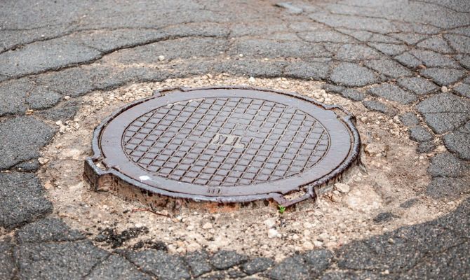 В Веневе двое рецидивистов украли кольцо канализационного люка