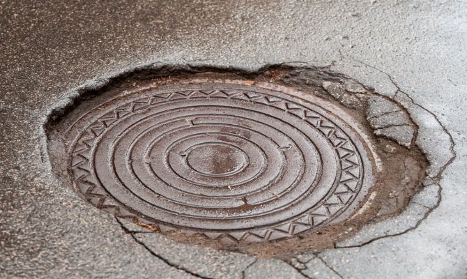 Жалобы на канализационные люки стали лидерами в потоке обращений к Губернатору