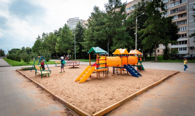 Брянский подрядчик оставил юных туляков без детской песочницы