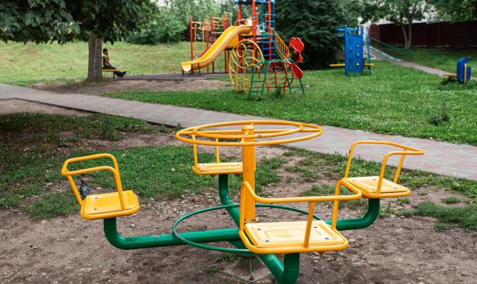 В Донском у Дома культуры нашли опасную детскую площадку