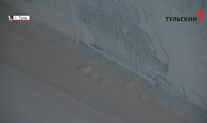 В тульской многоэтажке прямо в новогоднюю ночь протек потолок