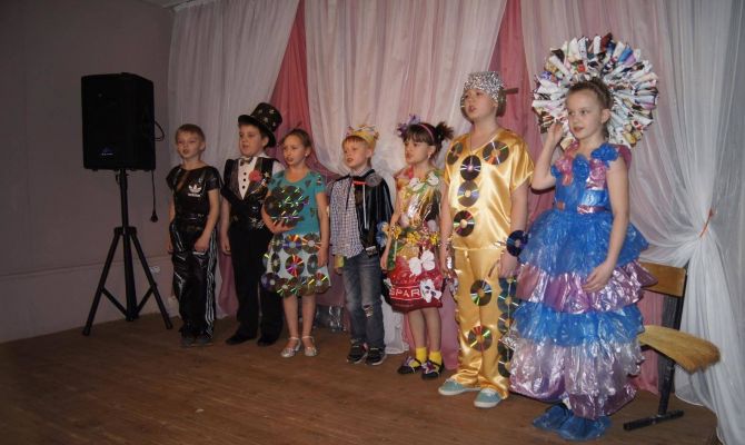Алексинские школьники делают театральные костюмы из «бросового материала»
