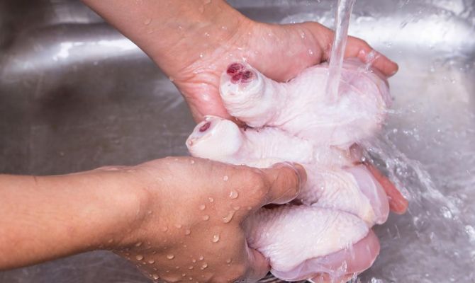 Чем опасно мытье курицы перед ее приготовлением 