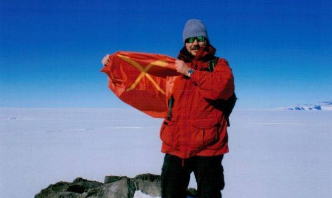 Над Антарктикой установили флаг Алексина