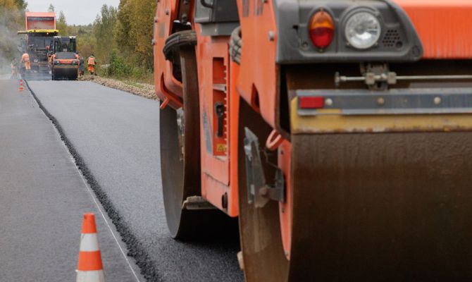 Тульские студенты помогают при ремонте дорог