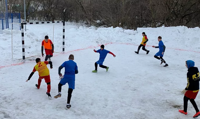 В Туле учащиеся с ОВЗ приняли участие в соревнованиях по футболу на снегу