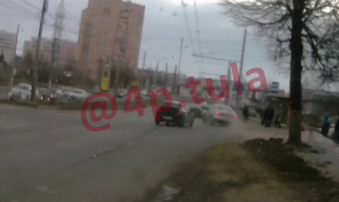 В Туле в остановку на улице Ложевой едва не врезалась машина