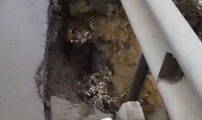 Асфальт на Щекинском шоссе размыло: на дороге образовалась яма