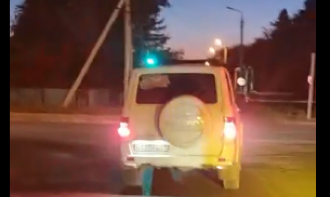 Жители Новомосковска опубликовали в соцсетях видеозапись необычного ДТП