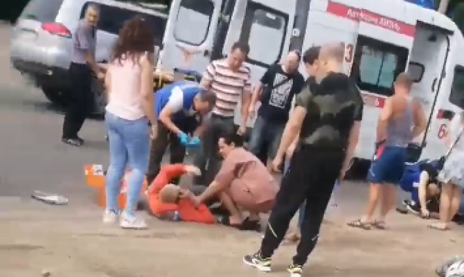 В Новомосковске мотоциклист с пассажиром врезались в легковушку