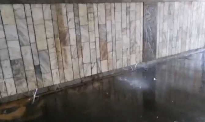 В Туле в подземном переходе из стены течет вода