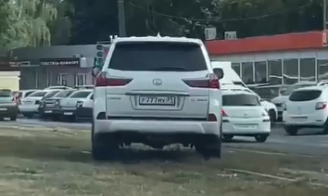 На проспекте Ленина в Туле Lexus объехал пробку по газону