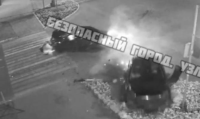 В Узловой машина врезалась в дом после ДТП на перекрестке