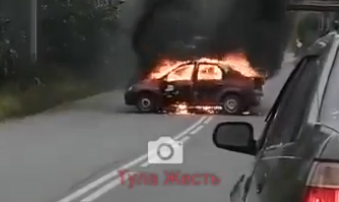 В тульском поселке Барсуки посреди дороги сгорела машина
