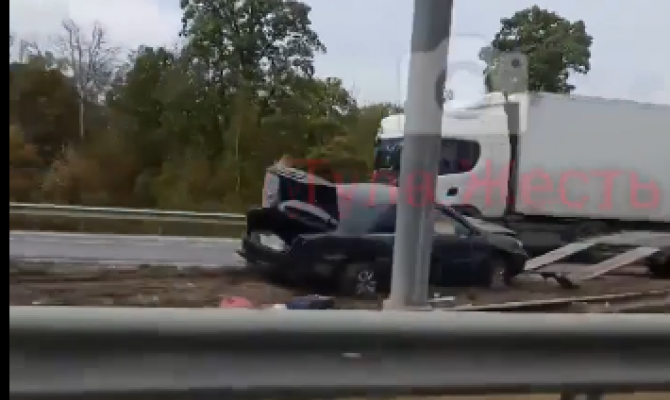 В Тульской области на М-2 "Крым" столкнулись фура и легковушка