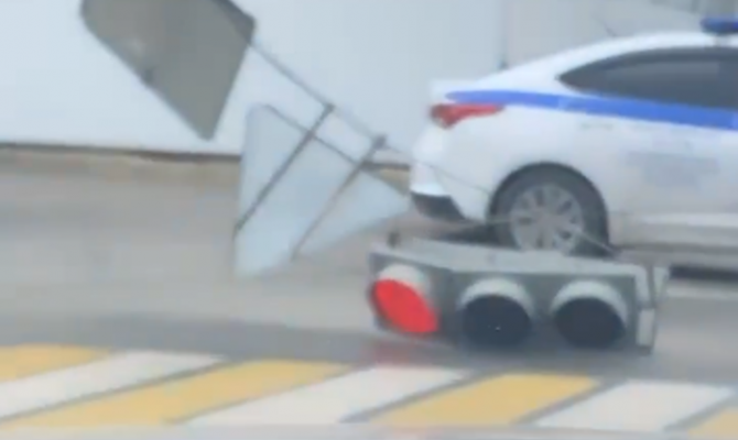 В Советском округе Тулы ветром сорвало светофор