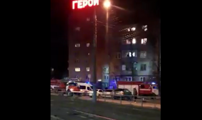 В Туле из-за припаркованных машин пожарные с трудом подъехали к горящему дому