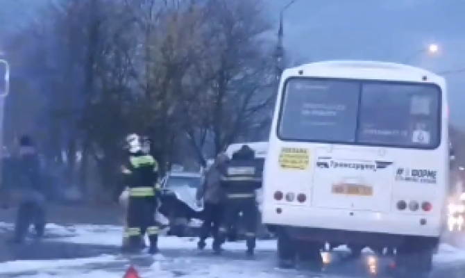Утром 30 октября в Новомосковске столкнулись автобус и легковушка
