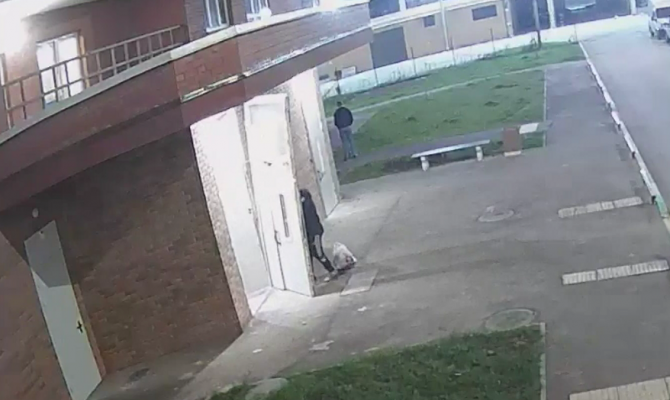 В Туле молодые люди выломали дверь подъезда вместе с коробкой