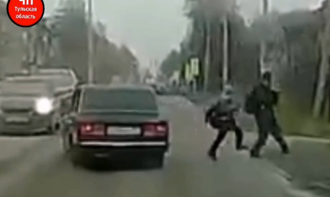 В Туле двое детей чуть не попали под колеса машины