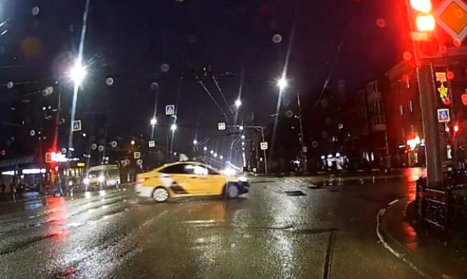 «Мертвая петля»: в Туле водитель такси закружился на перекрестке