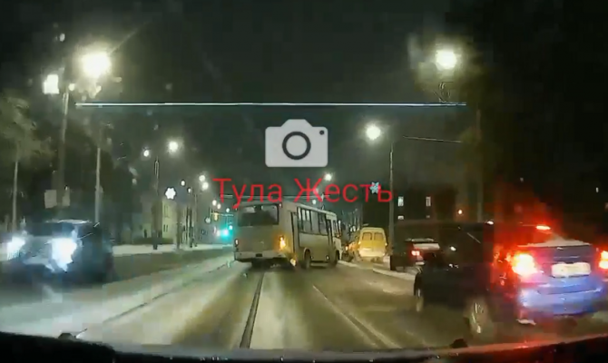 В Туле автобус серьезно занесло на трамвайных путях