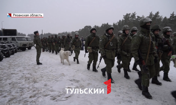 Мобилизованные туляки подарили Алексею Дюмину копию знамени 387-ого полка