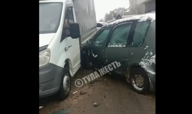 В Туле на Пушкинской улице произошло тройное ДТП