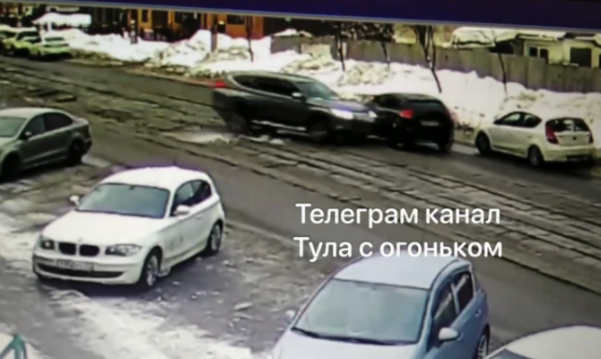 В Туле на ул. Оружейной из-за развалившегося покрытия на трамвайных путях произошло ДТП