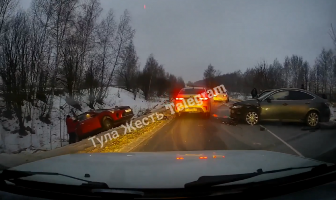 В Киреевском районе из-за столкновения трех машин пострадали два человека