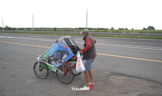 Слепой путешественник пешком идет через Тулу в Санкт-Петербург