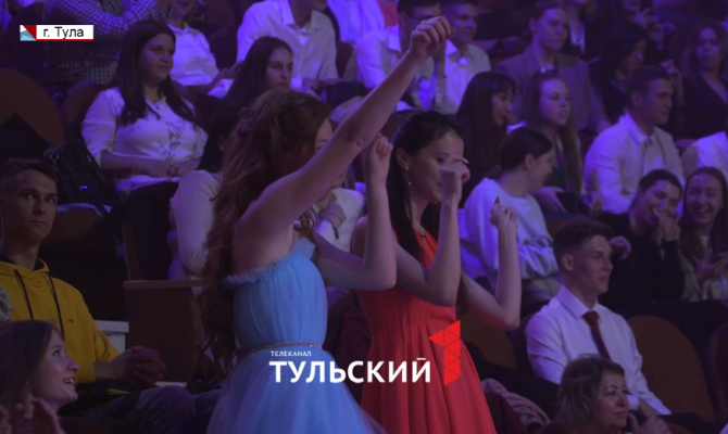 Момент прощания с детством: туляки устроили флешмоб на Бале выпускников